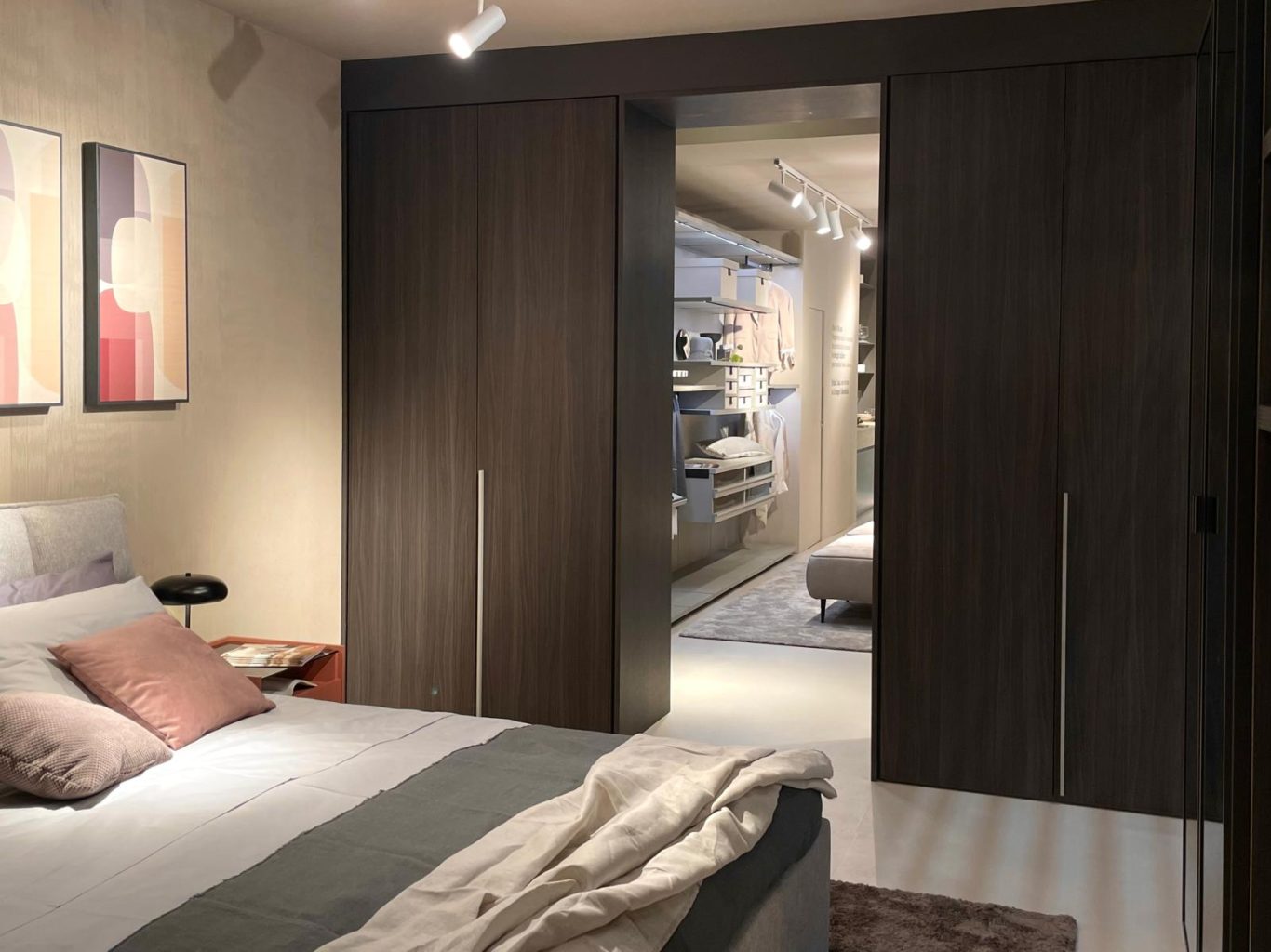 Dressing Chambre moderne avec lit, meubles en bois et placard à portes coulissantes.